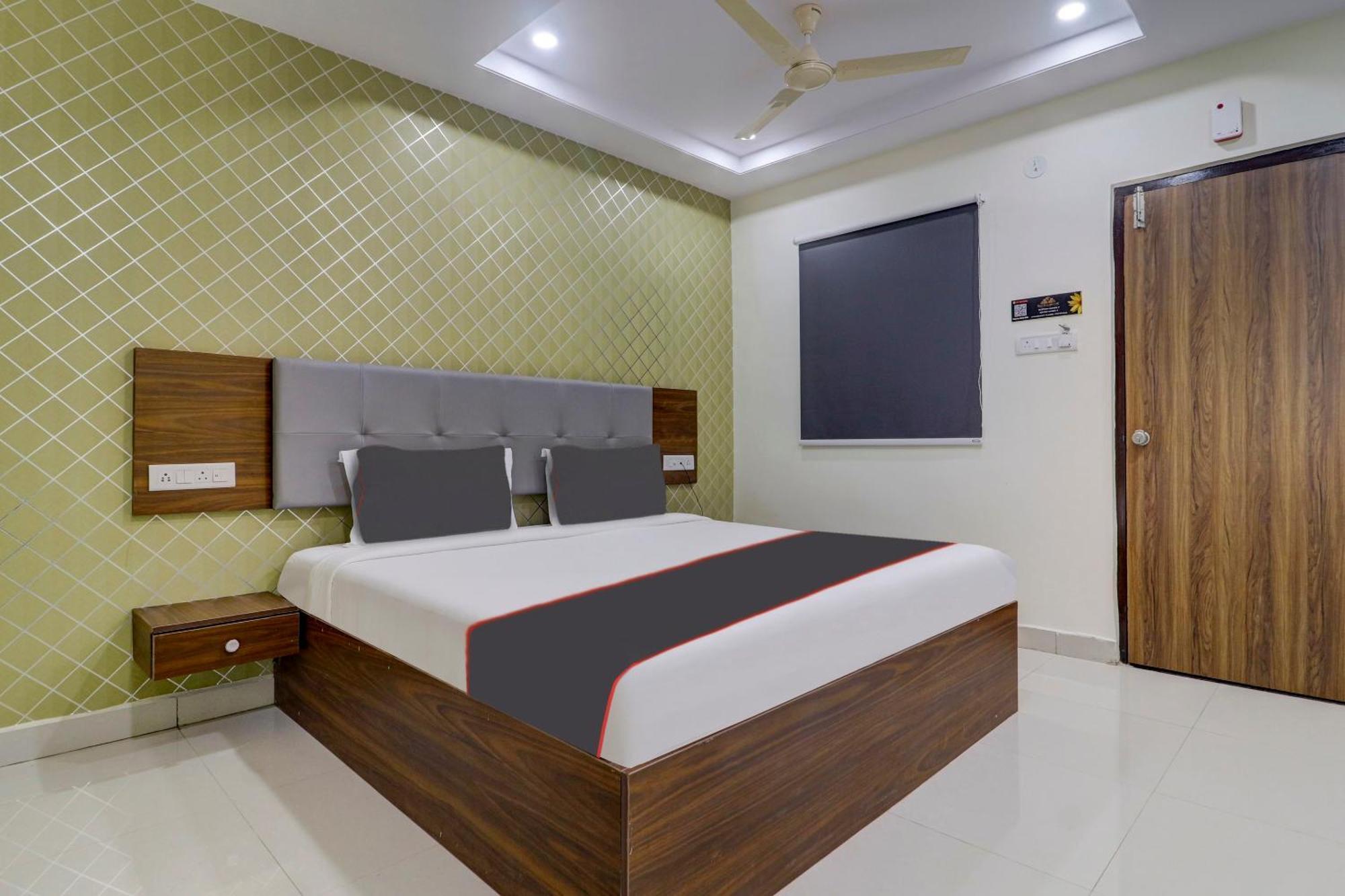 Collection O J Royal Luxury Hotel 3*