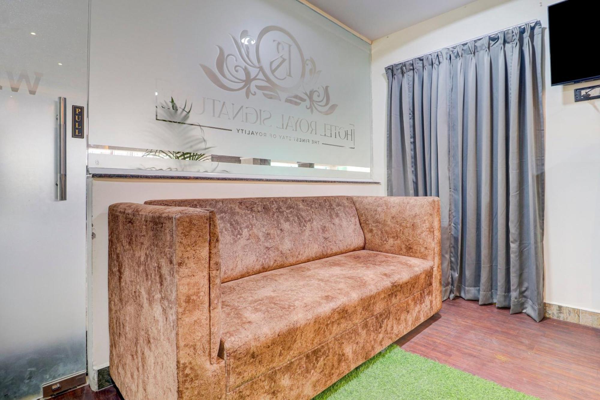 Collection O J Royal Luxury Hotel