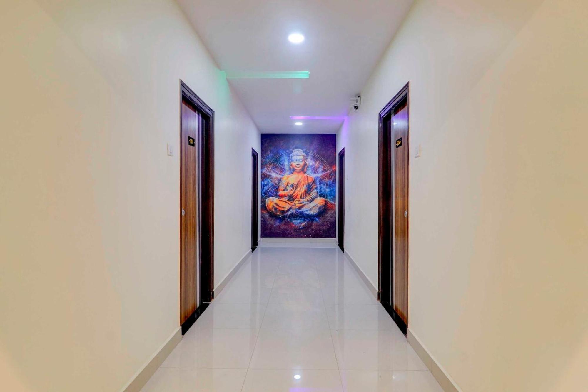 Collection O J Royal Luxury Hotel 3*