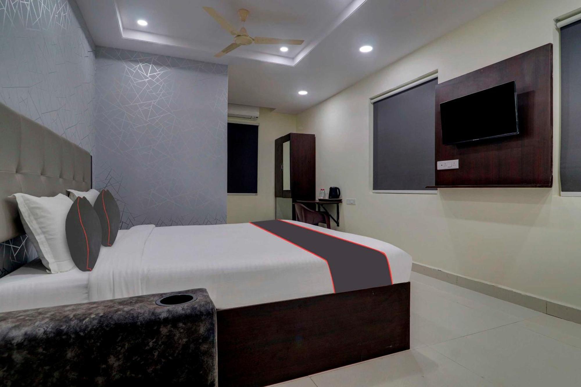 Collection O J Royal Luxury Hotel 3*