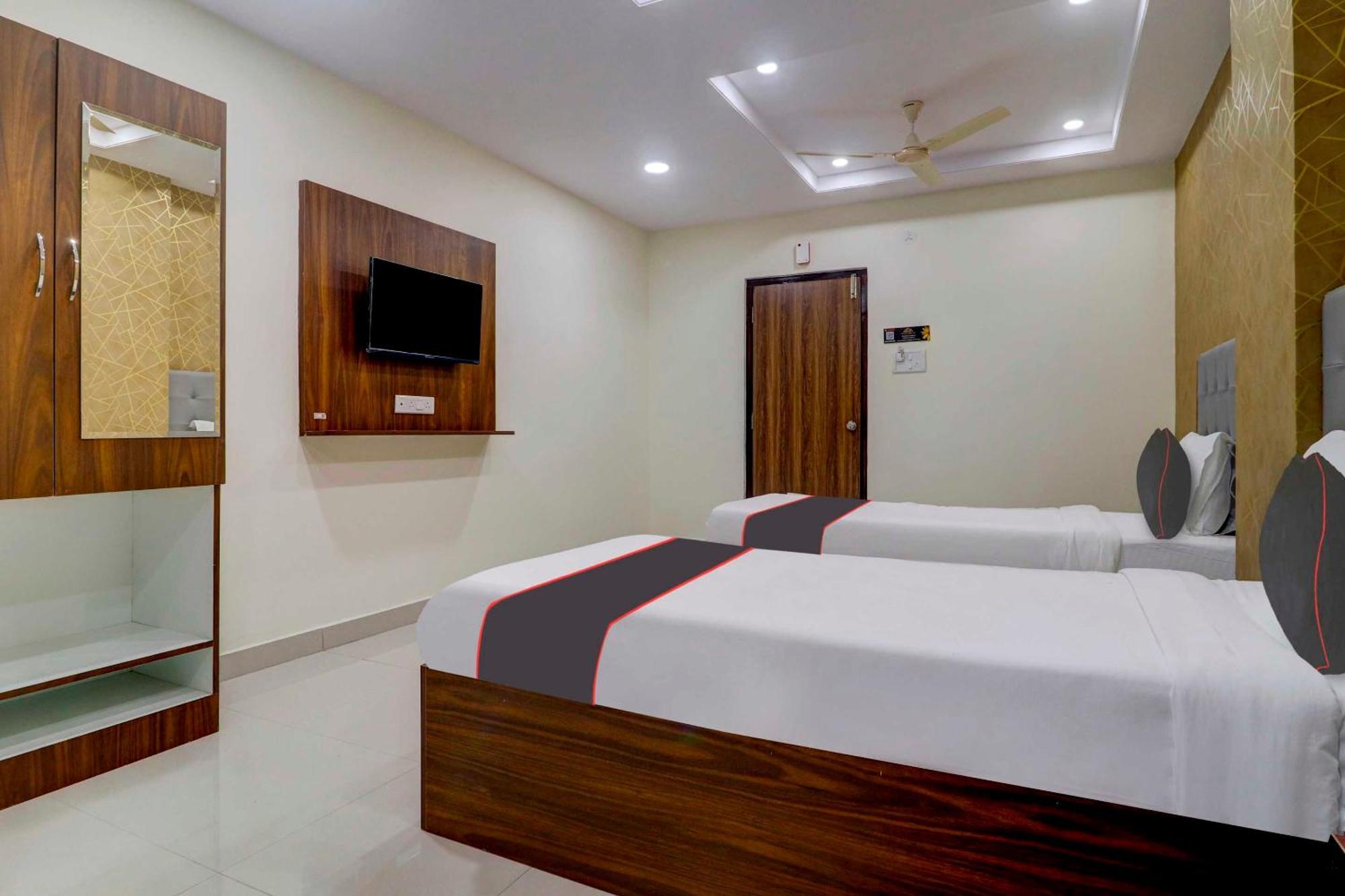 Collection O J Royal Luxury Hotel 3*