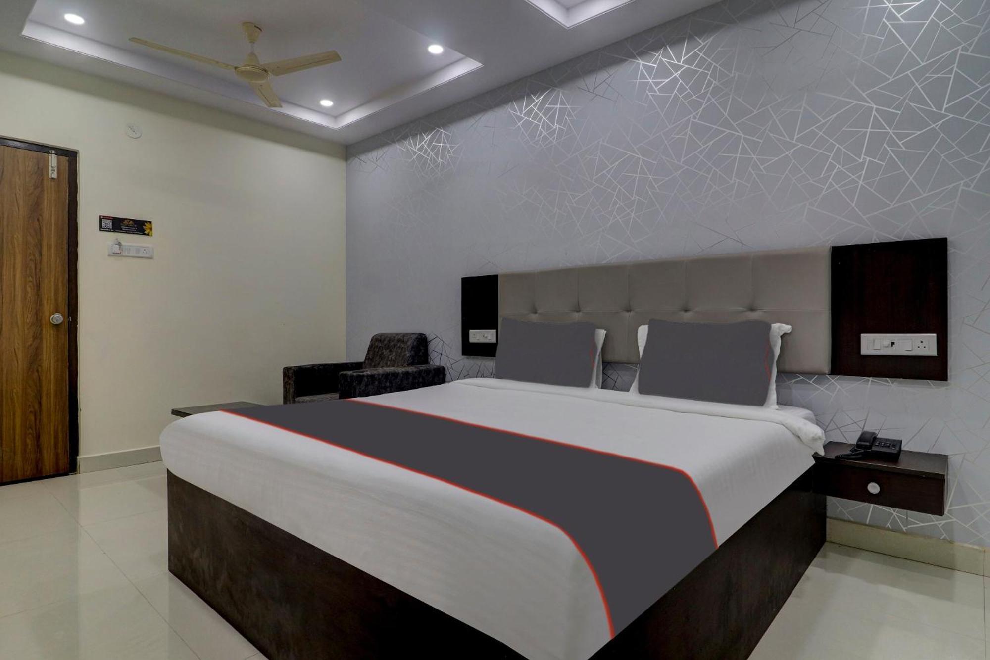Collection O J Royal Luxury Hotel