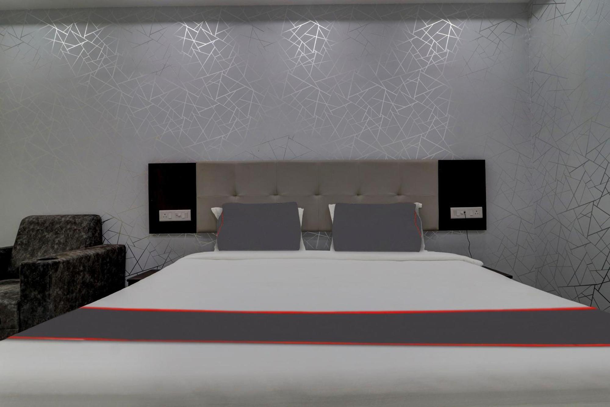 Collection O J Royal Luxury Hotel